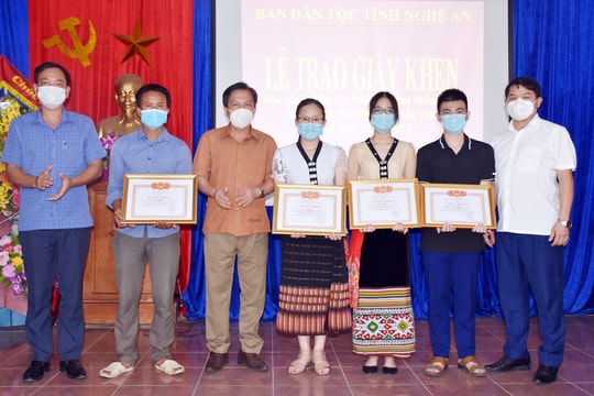 Ban Dân tộc Nghệ An trao thưởng cho học sinh các huyện Con Cuông, Tương Dương