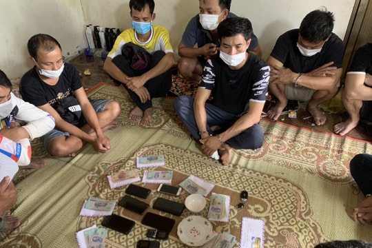 Bắt quả tang 15 đối tượng đang sát phạt trên chiếu bạc