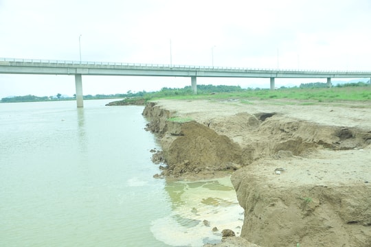 Nguy cơ mất trắng đất sản xuất do sạt lở đất dọc bờ sông Lam 