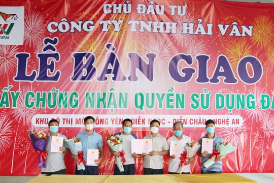 Lễ bàn giao Giấy chứng nhận quyền sử dụng đất ở khu đô thị mới Hồng Yên (Diễn Châu)