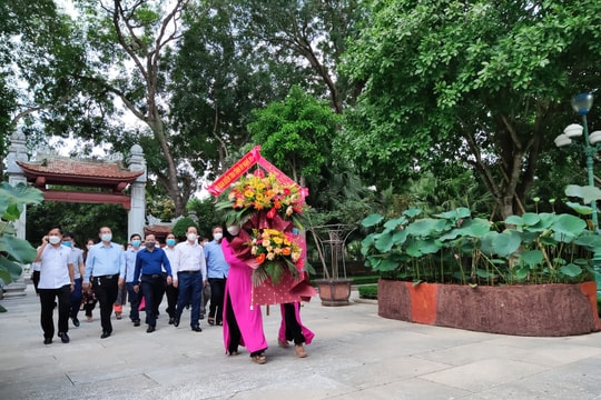 Dâng hoa tưởng niệm Chủ tịch Hồ Chí Minh nhân ngày truyền thống ngành Kiểm tra Đảng