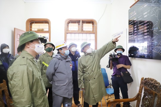 Nghệ An khẩn trương triển khai ứng phó bão số 8 một cách đồng bộ, toàn diện, nhanh chóng