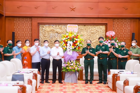 Lãnh đạo tỉnh chúc mừng 76 năm Ngày truyền thống lực lượng vũ trang Quân khu 4
