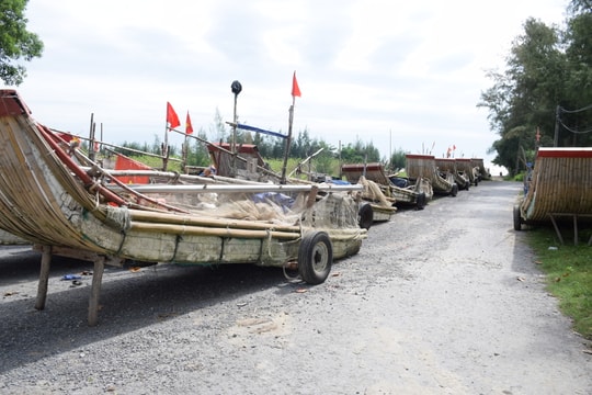 Ngư dân Nghệ An kéo bè mảng lên đường bộ để tránh bão số 8