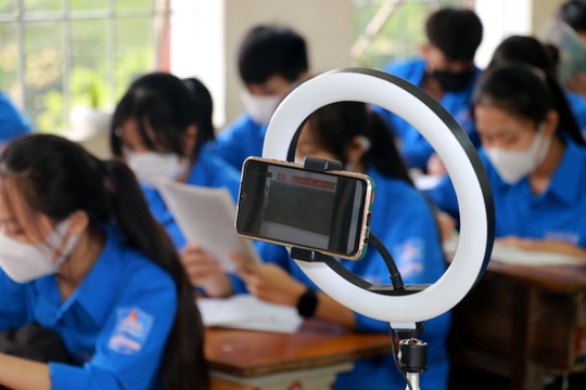 Nghệ An: Những lớp học 'đặc biệt' dành cho học sinh đang mắc kẹt ở vùng dịch