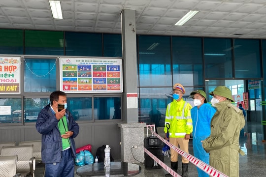 Phó Bí thư Thường trực Tỉnh ủy kiểm tra công tác đón công dân trở về và phòng, chống mưa bão