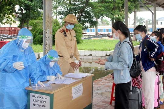 Chuyến tàu đầu tiên từ miền Nam về đến ga Vinh sau gần 2 tháng tạm nghỉ