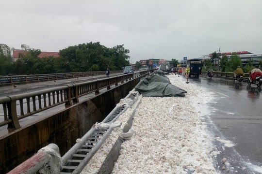 Xe đầu kéo chở vôi đâm gãy hàng chục mét lan can cầu 