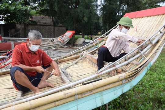 'Bí quyết' kết bè mảng không cần đóng đinh của ngư dân Nghệ An 