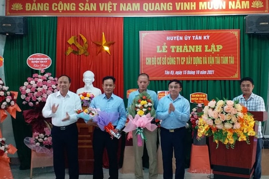 Trưởng ban Dân vận Tỉnh ủy dự lễ thành lập Chi bộ trong doanh nghiệp tư nhân tại Tân Kỳ