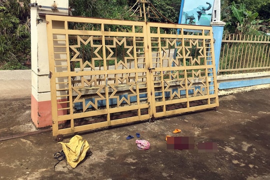 Cổng trường mẫu giáo bất ngờ đổ khiến 2 học sinh thương vong