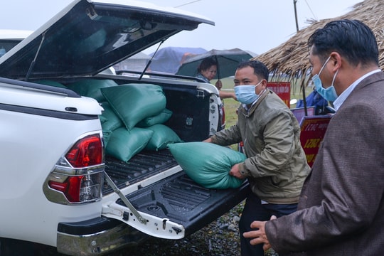 Đoàn Thanh niên Báo Nghệ An, Đồn BP Nậm Cắn tặng quà công dân về từ các tỉnh phía Nam