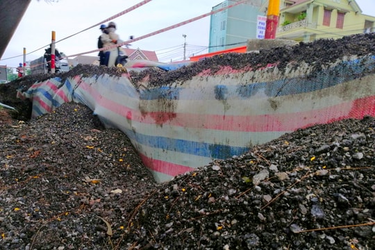 Cận cảnh điểm sụt lún nghiêm trọng Quốc lộ 1A đoạn qua Nghệ  An  