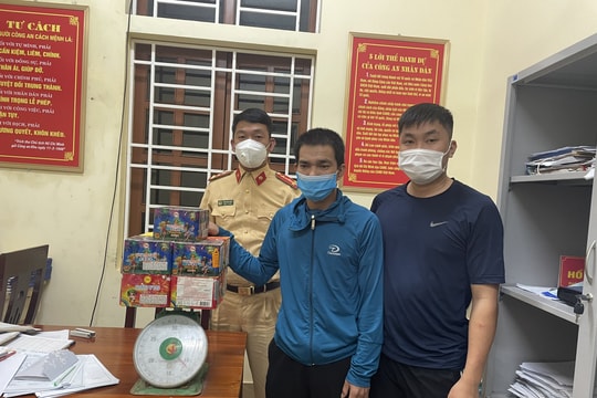 Bắt đối tượng vận chuyển pháo nổ trong đêm