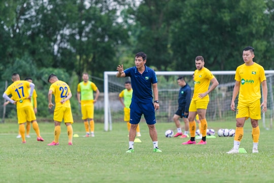 HLV trưởng SLNA nêu quan điểm về phương án tổ chức V.League 2022