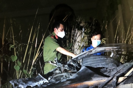 Nghi ngờ vợ ngoại tình, mua xăng đốt ô tô của 'tình địch'