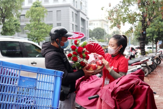Hoa tươi tăng giá mạnh, quà tặng 'lên ngôi' dịp 20/10