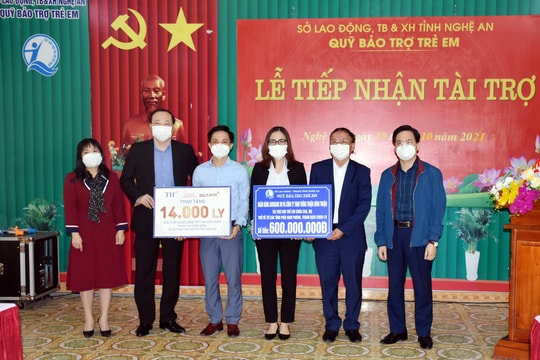 Tiếp nhận hỗ trợ, trao quà cho trẻ em từ các tỉnh phía Nam về quê tránh dịch 