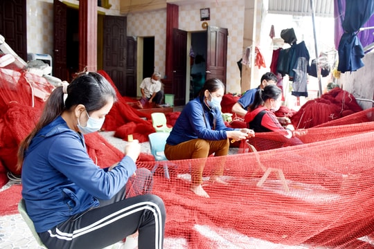 Những người 'vá' hạnh phúc ở làng biển xứ Nghệ