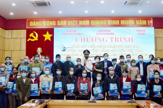 Bộ Tư lệnh Vùng Cảnh sát biển 1 thăm, tặng quà hỗ trợ ngư dân bị ảnh hưởng bởi dịch Covid-19 