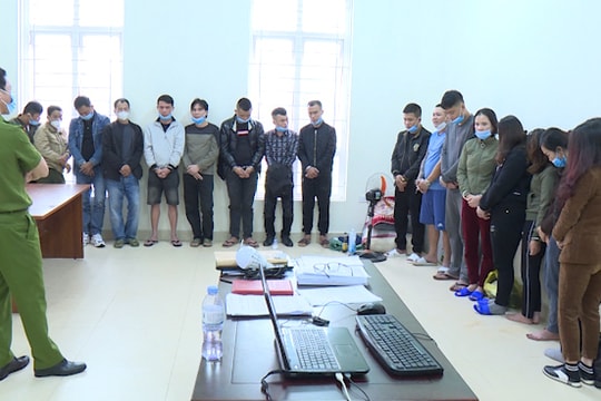 Video công an vây ráp, bắt quả tang đánh bạc trên đồi keo