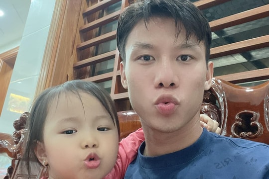 Quế Ngọc Hải cùng đồng đội về nhà với vợ con, bạn gái