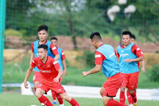 Hai Long sẽ tiếp bước Quang Hải; Báo Ý gọi Ronaldo là 'kẻ phá hoại'  