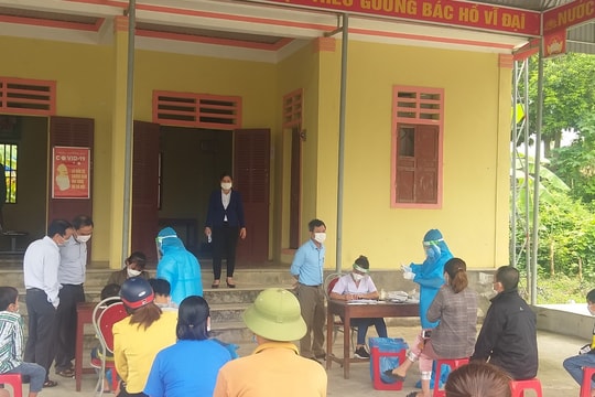 Đến thăm một phụ nữ từ miền Nam trở về, hàng chục người dân ở Nghệ An trở thành F1