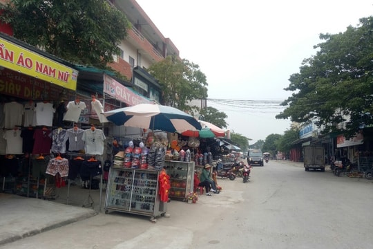 Cảnh vắng lặng của ngôi chợ nổi tiếng nhất huyện lúa ở Nghệ An liên quan 1 ca Covid-19 cộng đồng