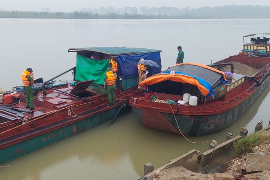 Bắt quả tang 4 xà lan khai thác cát, sạn trái phép