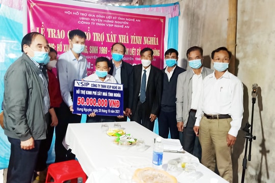 Trao 50 triệu đồng hỗ trợ xây nhà tình nghĩa cho thân nhân liệt sĩ ở Hưng Nguyên