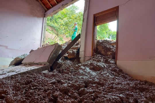 Nghệ An: Lở núi làm sập nhà dân, uy hiếp tỉnh lộ