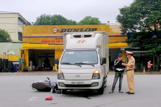 Đụng xe trên đường TP Vinh, một phụ nữ bị thương nặng