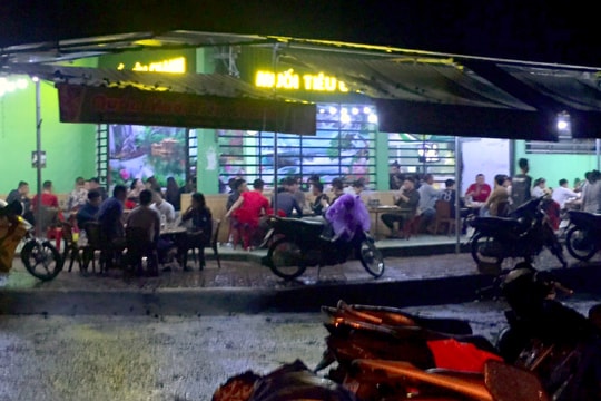 Liên tiếp xuất hiện ca nhiễm Covid-19, hàng quán ở TP. Vinh vẫn tụ tập đông người