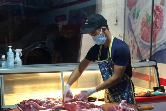 Vì sao giá lợn hơi giảm, giá thịt tại các chợ Nghệ An vẫn neo cao?