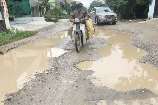 Sau mưa, một số đường liên xã ở Nghệ An biến thành 'ao'