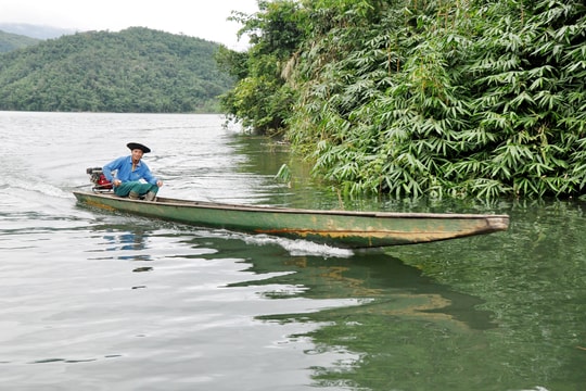 Cận cảnh nhịp sống trên lòng hồ Hủa Na