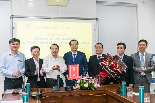 Công bố Quyết định sáp nhập, bổ nhiệm các Phó Giám đốc Bệnh viện ĐKTP Vinh