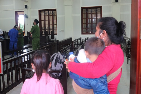 Nhói lòng hình ảnh 2 đứa trẻ đến tòa gặp bố