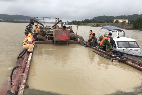 Phát hiện phà sắt khai thác cát trái phép, làm rõ số cát tại bãi tập kết