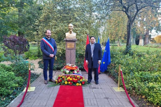 Thủ tướng đặt vòng hoa tại tượng Bác và thăm không gian Hồ Chí Minh tại Pháp