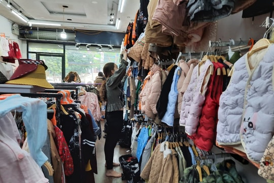 Nhiều cửa hàng ở thành phố Vinh treo biển xả hàng, giảm giá sập sàn nhưng vẫn ế ẩm