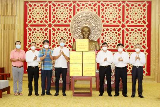 Nghệ An tiếp nhận 2.000 hộp thực phẩm chức năng hỗ trợ điều trị bệnh Covid-19 