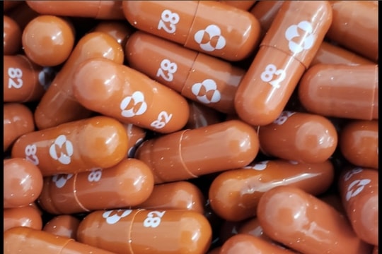 Quốc gia đầu tiên trên thế giới phê duyệt thuốc viên điều trị Covid-19