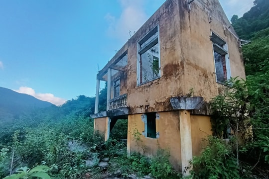 Những ngôi nhà bỏ hoang trong khu tái định cư ở miền Tây xứ Nghệ