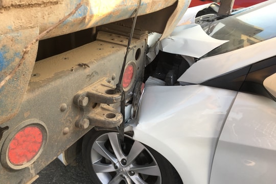 Đâm vào xe tải chở keo dừng chờ đèn đỏ, ô tô 5 chỗ nát đầu