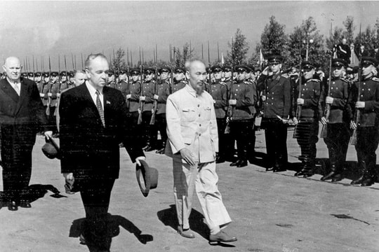 Kỷ niệm 104 năm ngày cách mạng Tháng Mười Nga (1917-2021)