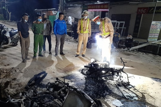 2 chiếc xe máy cháy rụi sau tai nạn giao thông