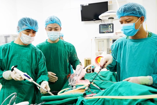 Phẫu thuật nội soi cắt trực tràng nối máy thành công cho cụ ông gần 90 tuổi 