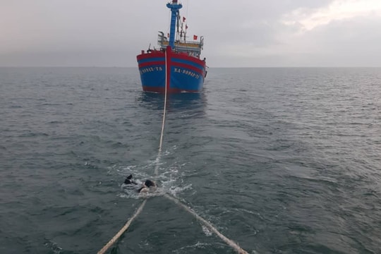 Tàu cá Nghệ An và 9 ngư dân gặp nạn trên biển